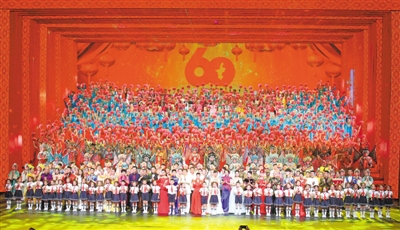 <p>　　9月19日晚，庆祝宁夏回族自治区成立60周年文艺晚会在宁夏人民剧院隆重上演。</p>