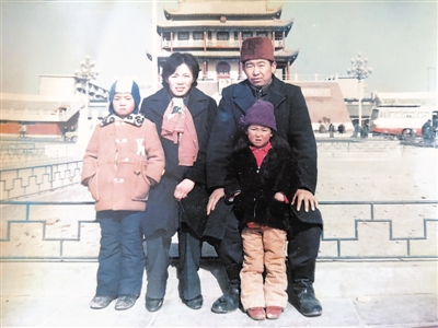 <p>　　1986年，纳永祥一家四口在银川南门广场合影。</p><p>　　（照片由本人提供）</p>