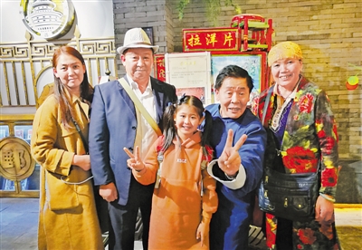 <p>　　2017年，纳永祥（左二）陪外孙女李子沐（中）去北京参加《非常6+1》节目。　　　　　　　　　（相片由本人提供）</p>