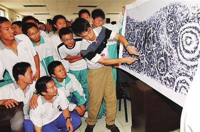 专家向银川九中学生讲解岩画知识。资料图片