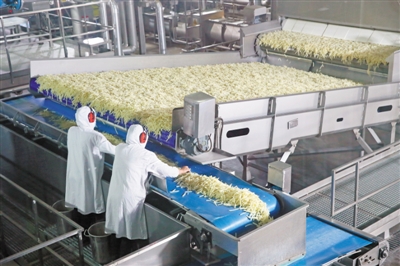 <p>　　德胜工业园区，美国辛普劳公司马铃薯生产加工中心内，工人在生产线上作业。我区“放管服”改革深入推进，不断优化营商环境，为企业干事创业提供广阔的舞台。</p>