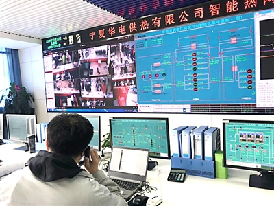 10月10日，在宁夏华电供热公司集控中心，调度中心的大屏显示各热源已开始陆续升温。 本报记者    樊卓妮    摄