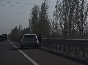 高速公路小便 任性男子付出代价