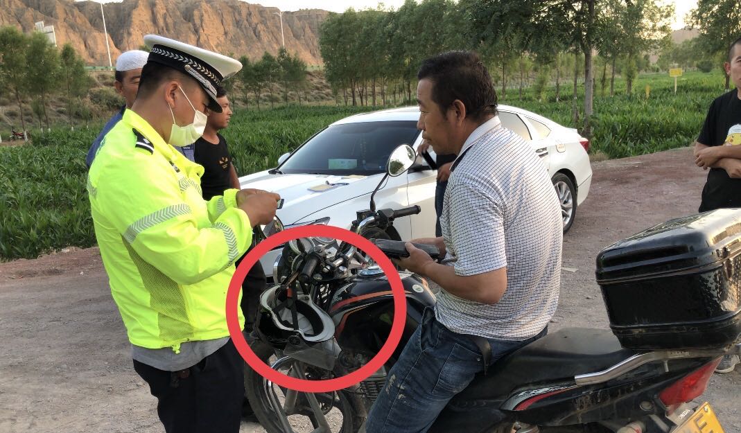 黄某某骑乘摩托车不戴头盔2.jpg