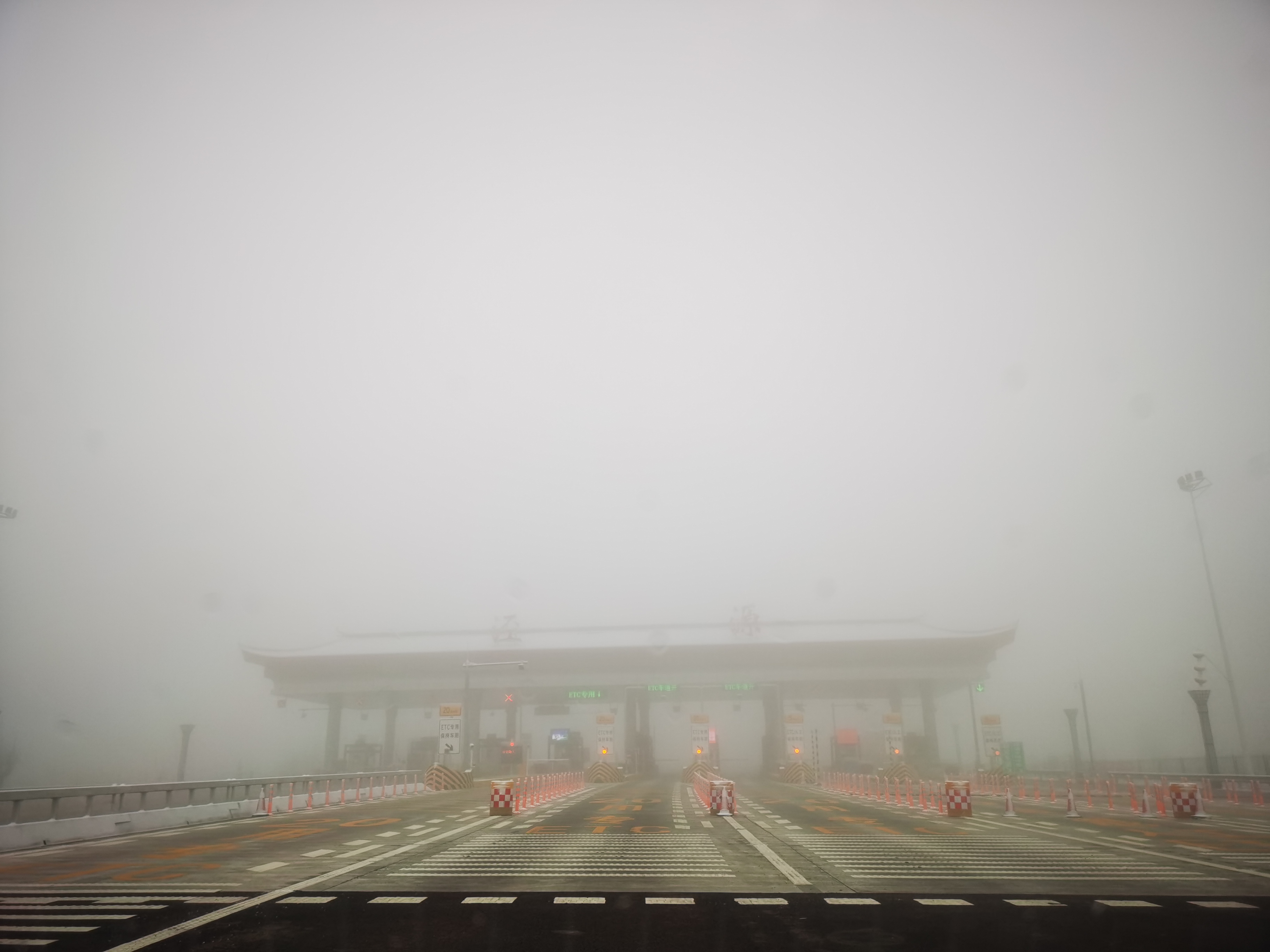 雾天高速路上行车雾必小心驾驶