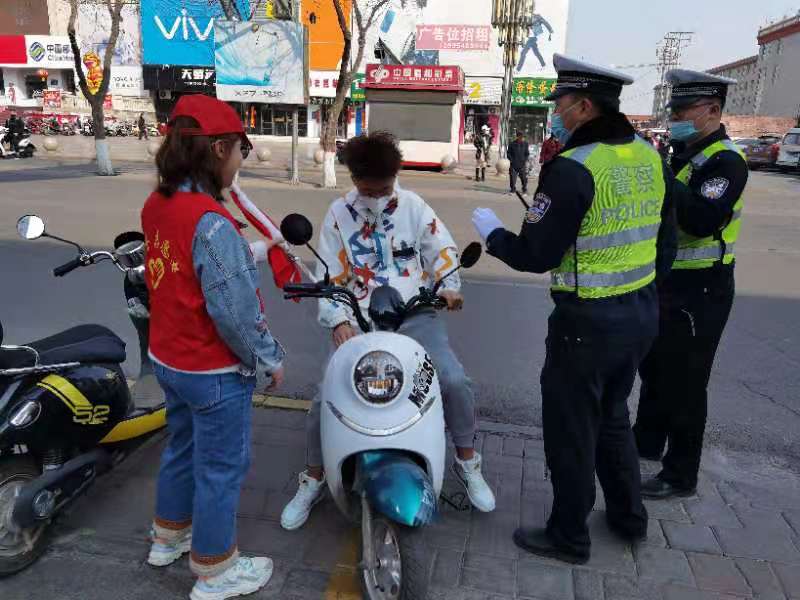 平罗交警变身"志愿者" 电动车纠违有新招