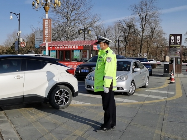 青铜峡交警春节在岗履职保民安路畅