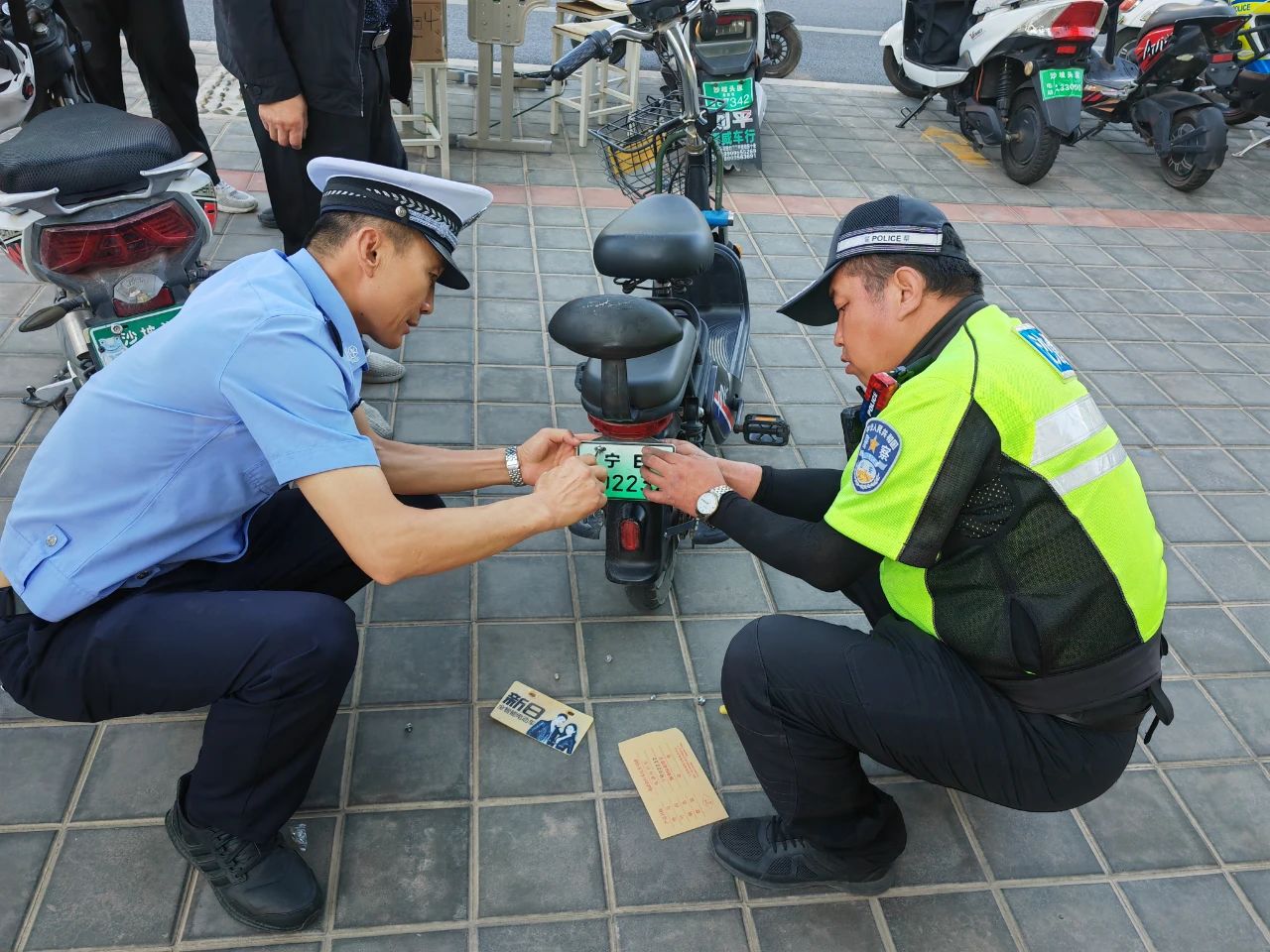 民（辅）警给电动自行车上牌.jpg