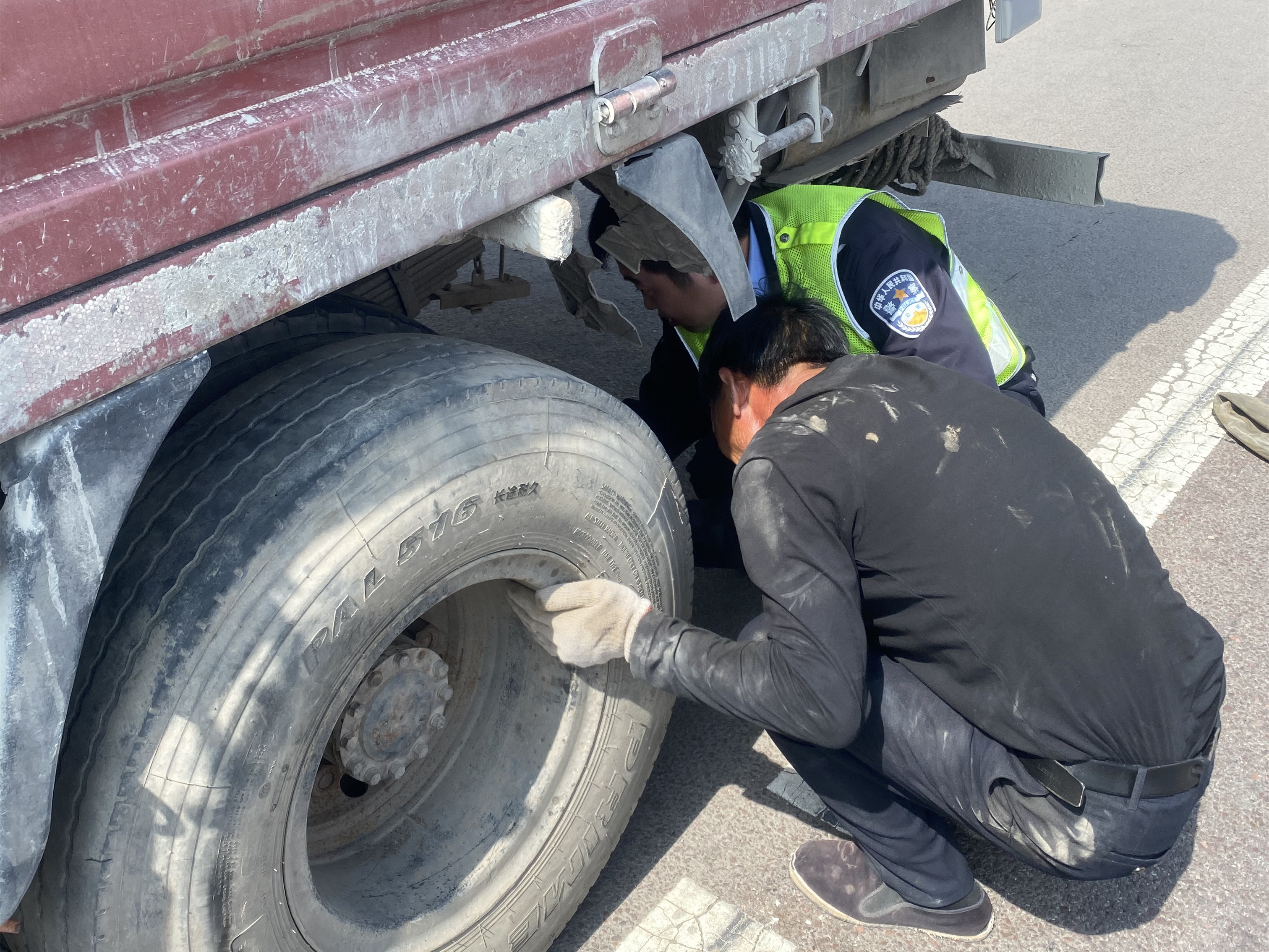 货车高速爆胎 交警火速驰援