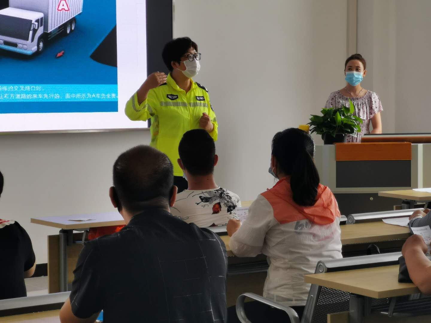民警开展警示教育.jpg