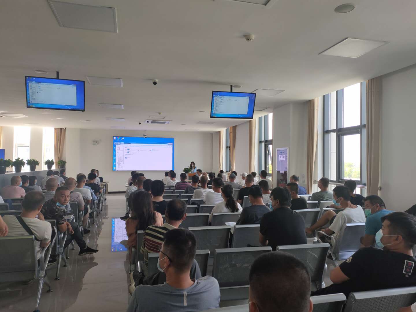 违法驾驶人参加事故警示教育.jpg