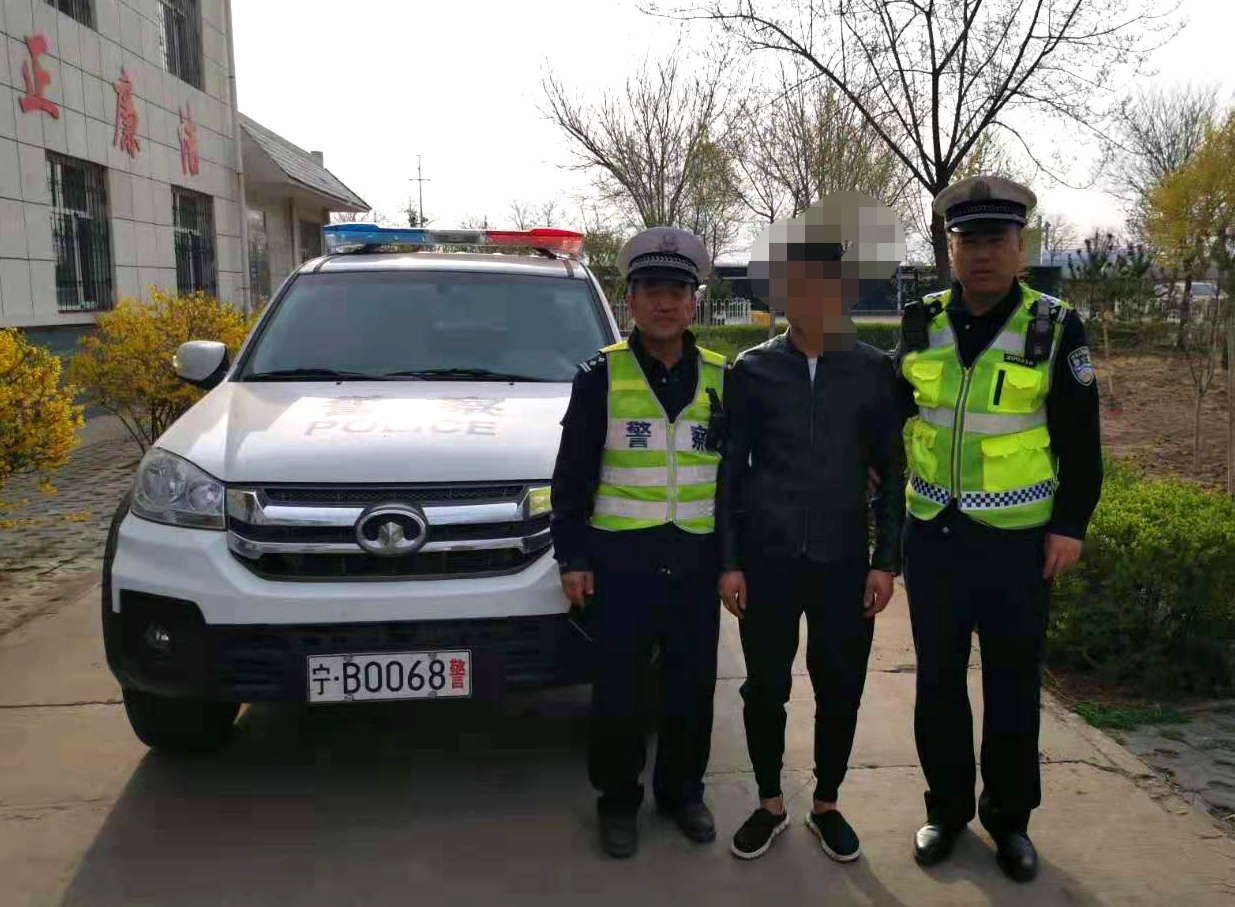 石嘴山交警查获持假证驾车负案在逃布控违法行为人1.jpg 石嘴山交警查获持假证驾车负案在逃布控违法行为人1.jpg