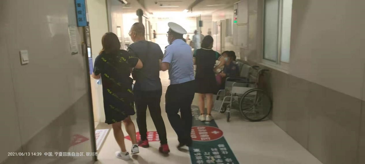 2分钟紧急救援银川交警救助突发心脏病患者