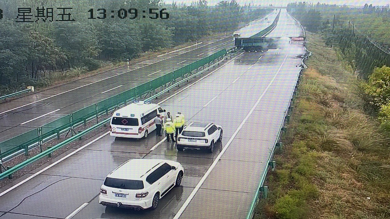 事故堵塞道路 高速交警"逆行而上"