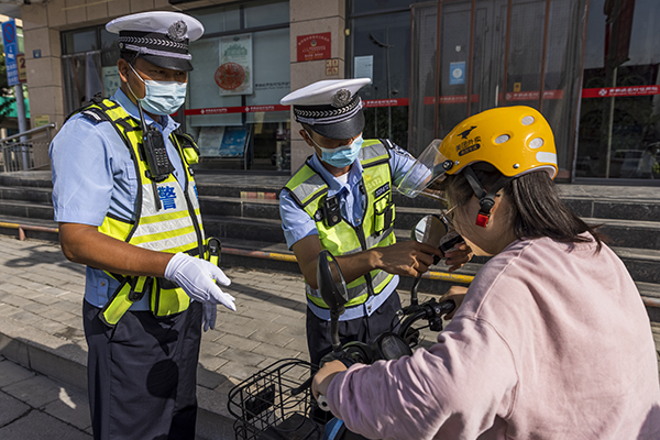青铜峡交警利用周末开展电动自行车专项整治行动