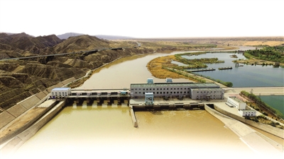 <p>　　黄河沙坡头水利枢纽工程，携中卫境内182公里黄河水开辟出百万亩的卫宁灌区。</p>