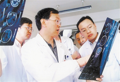 <p>　　孙涛为学生讲解病例。</p><p>　　（图片由宁夏医科大学提供）</p>