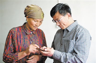 <p>　　龙源村第一书记经常到李耀梅家里帮助她联系销路，了解生产生活状况。</p>