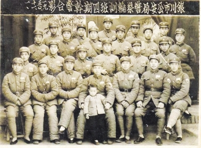 张广珍（前排左四）任职期间与同事合影，怀中小男孩是张晓虎父亲。