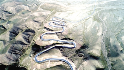 <p>　　新庄集至红城水段公路蜿蜒于罗山之间，7公里内八道拐。</p>