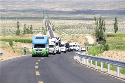 <p>　　道路蜿蜒，房车畅游。</p>
