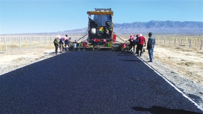 <p>　　加快铺设乡间沥青路。　　　　　　　　　　　　　　　　　　　　　　</p>
