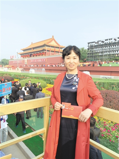 <p>　　10月1日，盛迅伦受邀在北京参加国庆70周年观礼活动。　　　　　　　　　　　（图片由本人提供）</p>