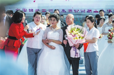     集体婚礼现场，已携手跨越半个世纪的“70”后夫妻付昌海、金艳芬。