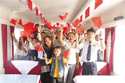 <p>　　10月1日，广州至银川K1296次列车工作人员与乘客一起高唱《我和我的祖国》祝福祖国。</p><p>　　本报记者　　李徽　徐佳敏　王鼎　摄</p>