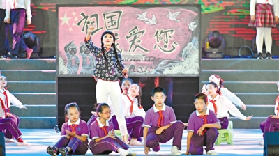 <p>　　银川市二十一小学师生表演歌伴舞。</p>