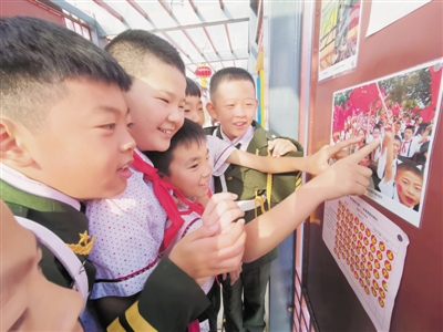<p>　　9月30日，银川市兴庆区第二小学举办庆祝中华人民共和国成立70周年主题活动，师生们以升国旗、唱国歌、朗诵、创作书法作品及主题摄影展等方式表达对伟大祖国的祝福。图为孩子们观看主题摄影展。</p><p>　　本报记者　马楠　摄　</p>