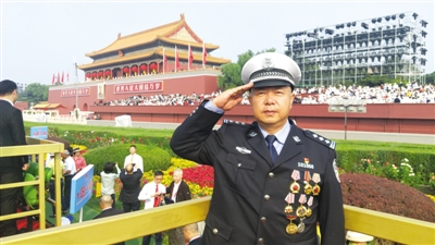 <p>　　10月1日，杨鸿胜受邀在北京参加新中国成立70周年国庆阅兵观礼活动。　　　　　　　　　　　　　（图片由本人提供）</p>