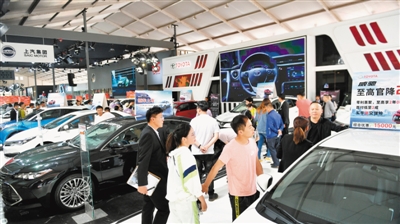 <p>　　5月2日，第二届中国（宁夏）国际车展迎来观展人流小高峰。</p>