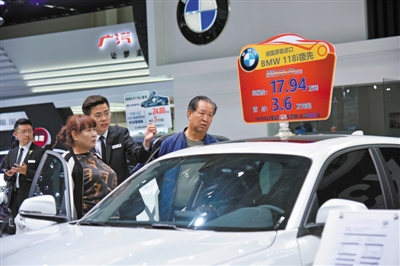 <p>　　市民体验中意的车型。　本报记者　白茹　摄</p>