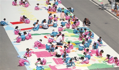 <p>　　8月14日，隆德县第一小学，孩子们在绘制巨幅画作。</p><p>　　本报记者　李涛　王洋　马越　摄</p>