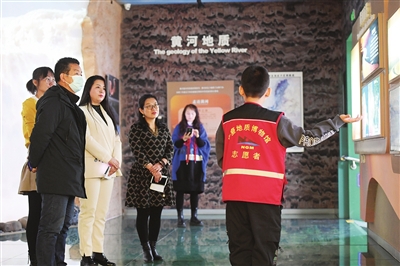 一位志愿者正向观众讲解地质灾害方面的内容。　王茜姣   摄