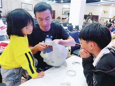 亲子体验动物面具制作。本报记者  赵锐  摄