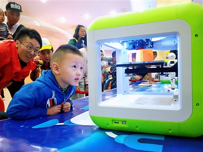     3D打印吸引了孩子的目光。本报记者  赵锐   摄