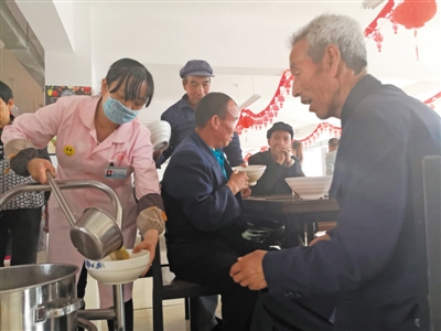 <p>　　7月11日，彭阳县综合服务中心，工作人员给老人们盛饭。</p>