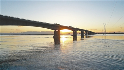 <p>　　四排口治理工程实施后，黄河主河道由距离滨河大道最近的20米扩展到2公里，真正为老百姓生命财产筑起一道安全屏障。</p>