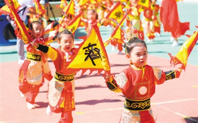<p>　　5月28日，银川市第一幼儿园举办“童真童趣”庆“六一”活动，孩子、老师和家长们一同跳起欢乐的舞蹈，共迎“六一”。　　　　　　　　　　　　　　　　　　　　　　　　　　　　　　　　　　　　　　　　　　　　　　　　　　　　　　　　　　　　　　　　　　　　　　　　　　　　　　　　　　　　　　　　　　本报记者　马楠　摄</p>