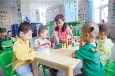 <p>　　宁夏残疾人康复中心听障儿小班，孩子们在老师的指导下搭建积木。</p>