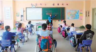 <p>　　宁夏残疾人康复中心的马海霞老师为7-14岁肢体、智力、听力残疾儿童讲《小马过河》的故事。文化课老师根据孩子们的实际情况，适时调整课程难度和进度。</p>