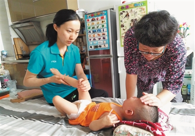 <p>　　康复教师刘蓉（左一）利用假期休息时间入户为残疾儿童做康复指导。宁夏残疾人康复中心共有近100名康复教师，长期从事这项志愿活动。</p>