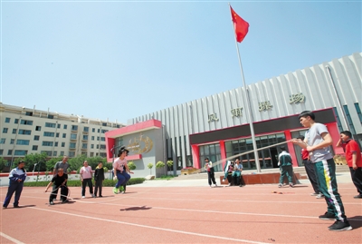 <p>　　在教育设施完备的宁夏特殊教育学校，学生们在操场上跳绳，享受体育运动的乐趣。</p>