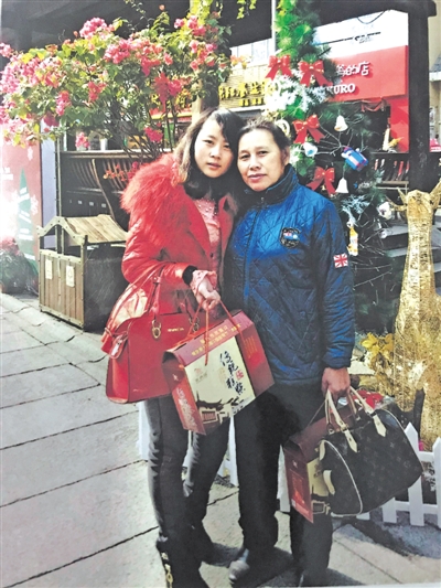 <p>　　王巧琳（左）到福州看望李圣康夫妇，陪周玉英逛街留影。</p>