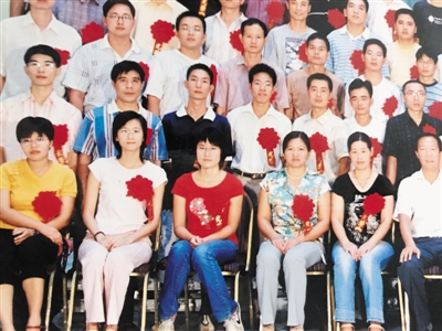<p>　　福建省第八批赴宁夏支教教师留影。前排左三是李丹。（翻拍）</p>