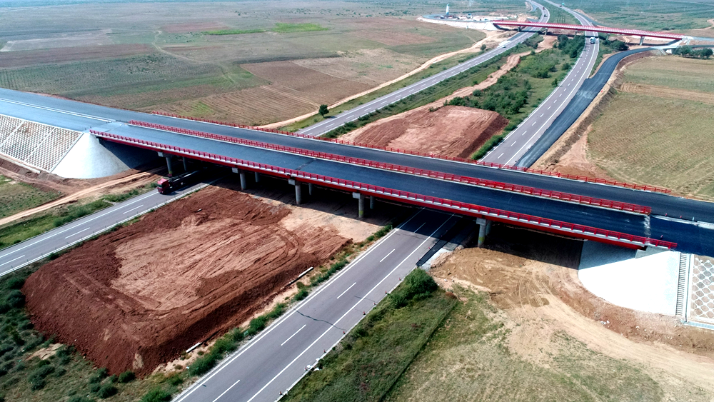 《银百高速公路沥青中面层全线贯通》宁夏交建  李涛1.png