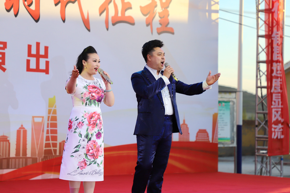 中国铁路文工团在银昆高速慰问演出