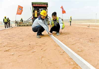 <p>　　公路建设者们顶着8级大风，在路床砂砾摊铺现场测量路床的平整度。</p>